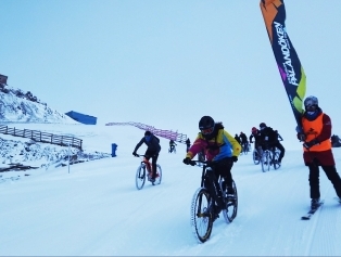 Sporseverler Palandöken’de Hem Yarıştı Hem Eğlendi  Galeri